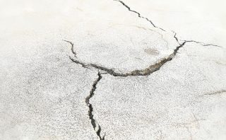 コンクリート床のひび割れや欠け穴におすすめの補修材はコレ！