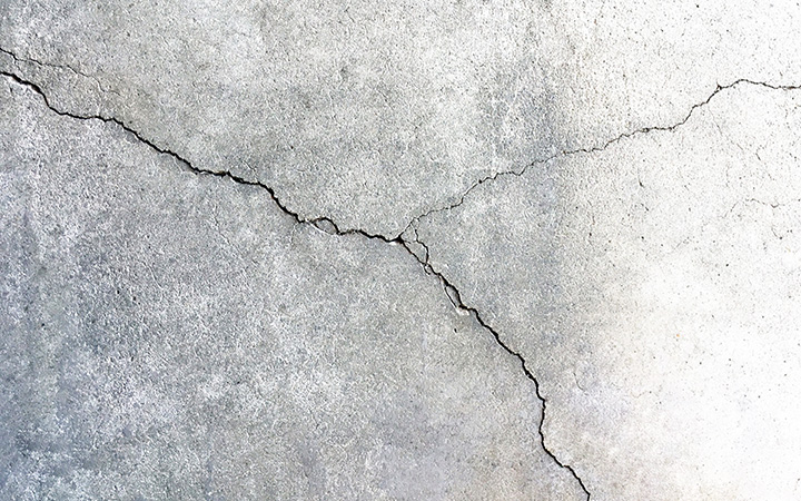 コンクリート床のひび割れや欠け穴におすすめの補修材はコレ
